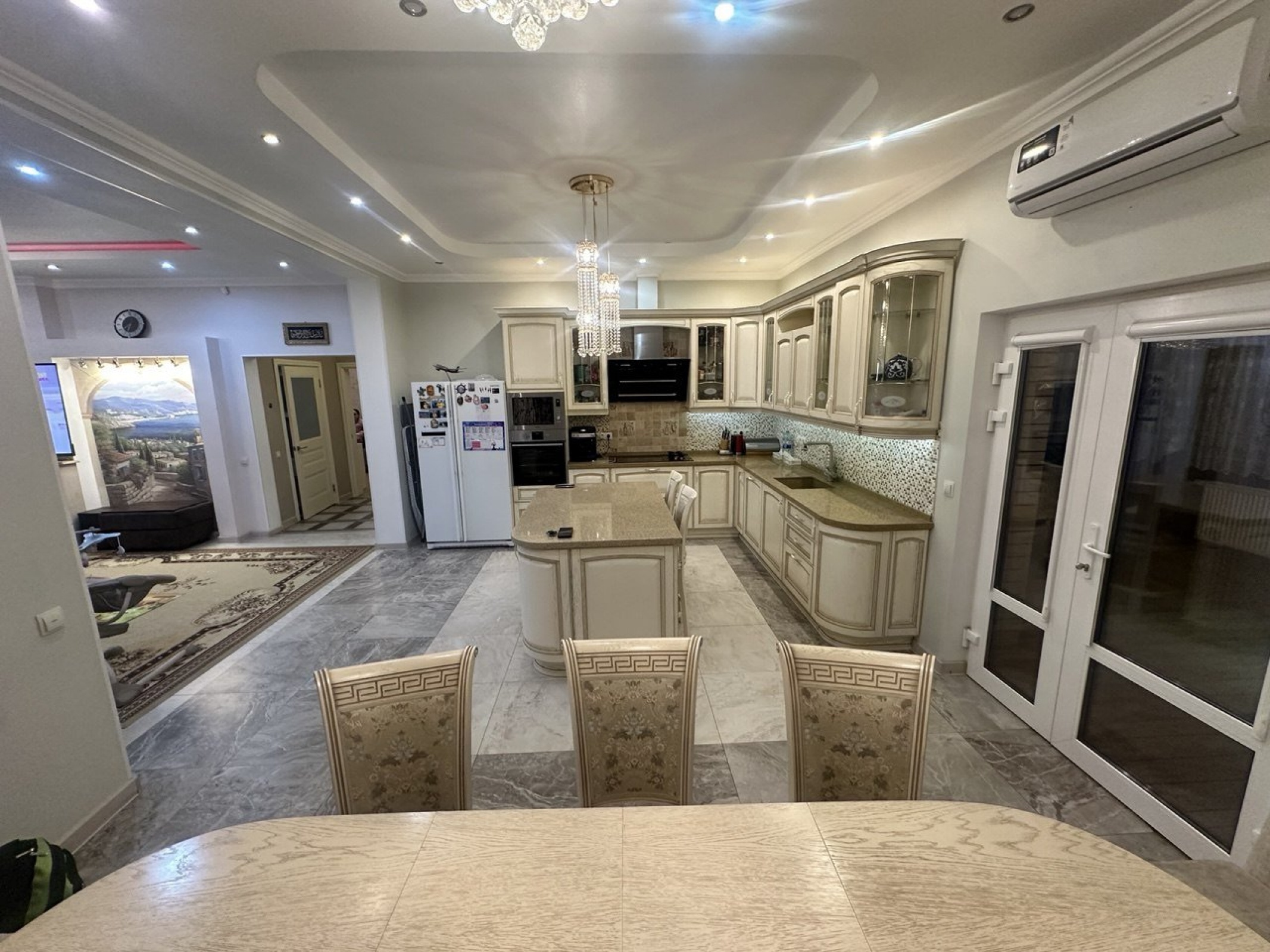 3-этажный коттедж, 250 м²