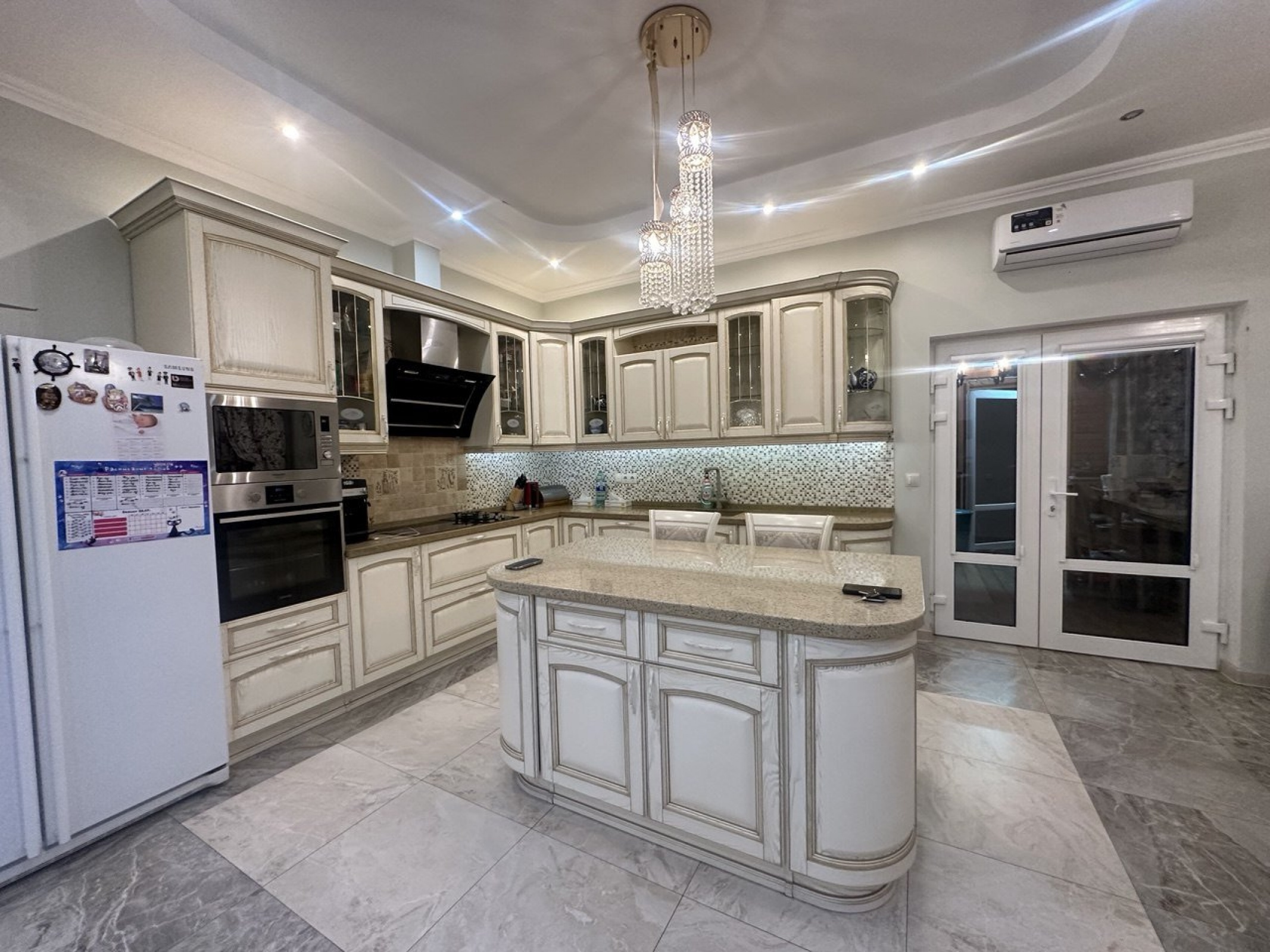 3-этажный коттедж, 250 м²