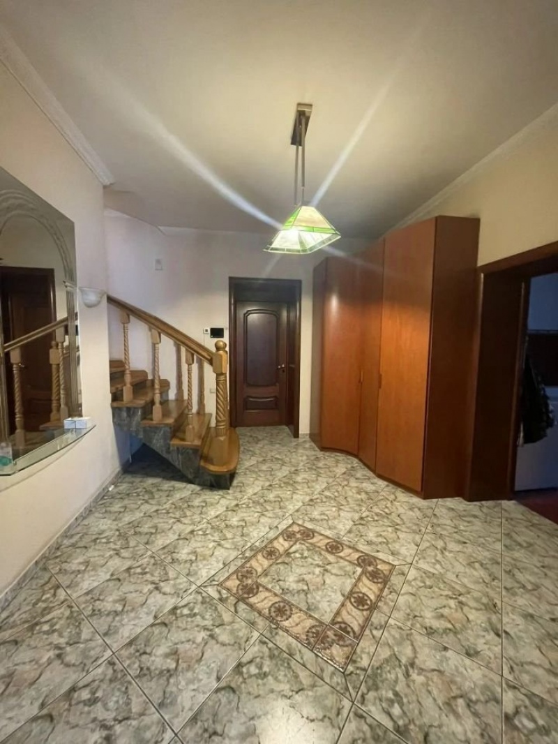 40% часть 3-этажного дома, 300 м²