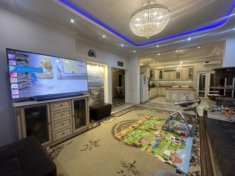 3-этажный коттедж, 250 м²