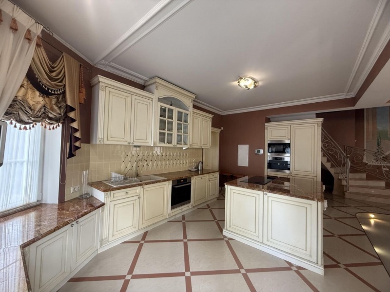 3-этажный коттедж, 420 м²