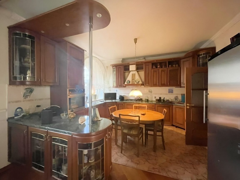 40% часть 3-этажного дома, 300 м²
