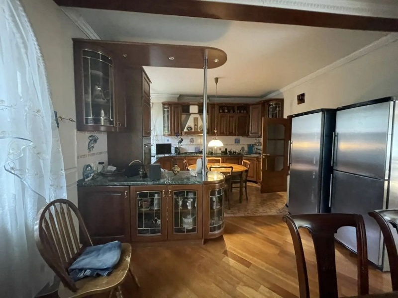 40% часть 3-этажного дома, 300 м²