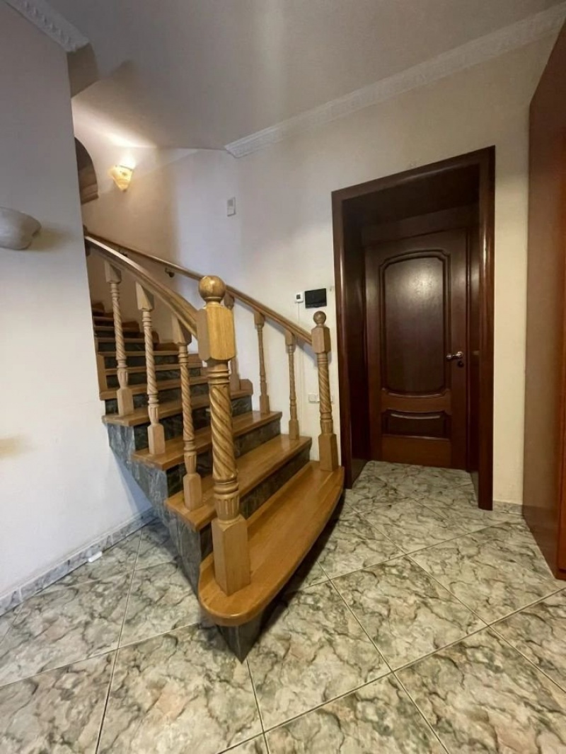 40% часть 3-этажного дома, 300 м²
